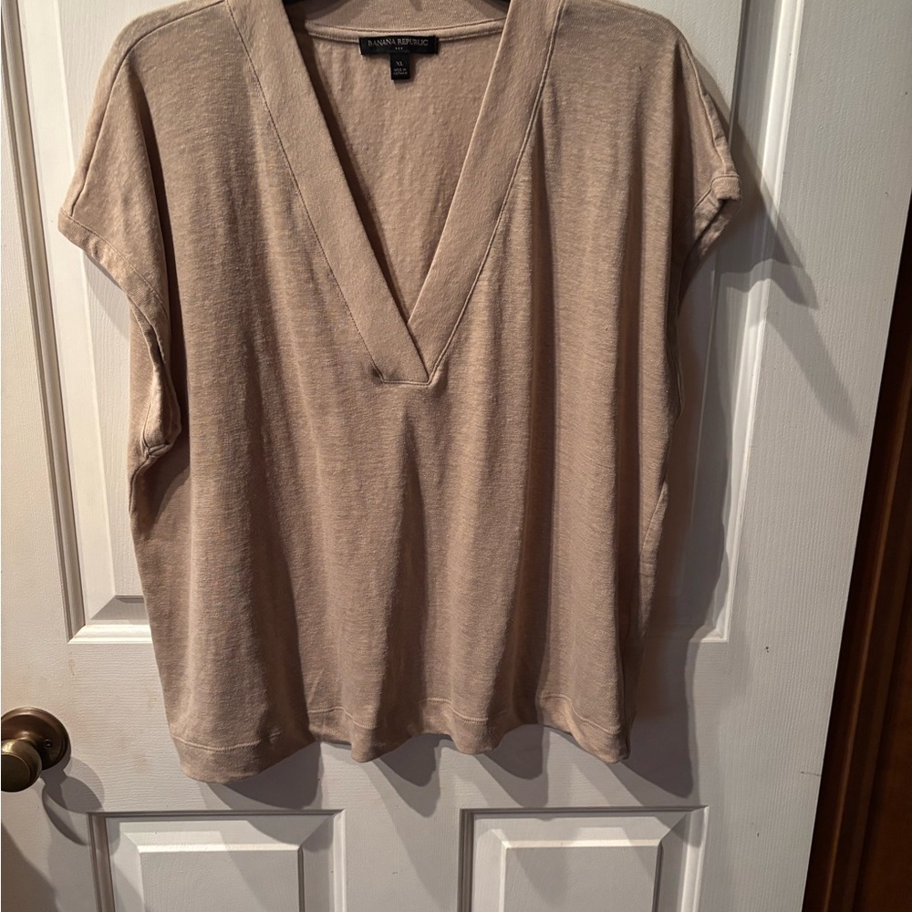 Banana Republic v neck beige top